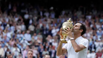 Roger Federer besa su octavo título en Wimbledon Roger Federer besa su octavo título en Wimbledon