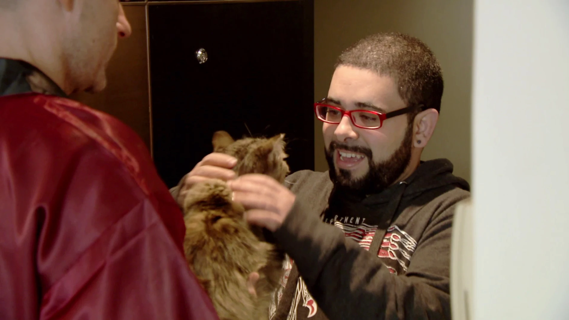 Félix es recibido por un ‘pecho lobo’ en el apartamento de Rafa