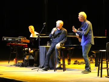 Art Garfunkel sobre el escenario del Starlite Art Garfunkel sobre el escenario del Starlite