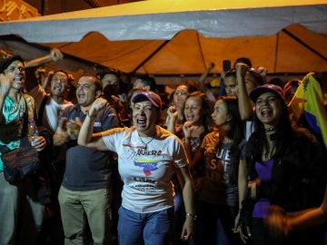 Un grupo de simpatizantes de la oposición celebra luego del cierre de las mesas de votación de la consulta opositora en Caracas (Venezuela