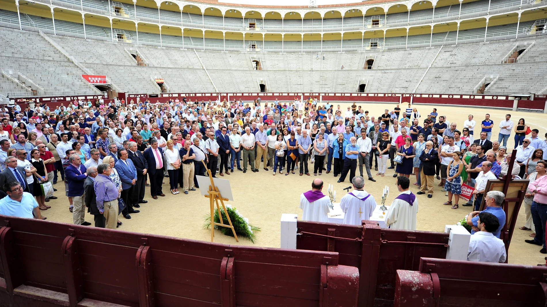 Un momento de la misa funeral en recuerdo del torero Iván Fandiño Un momento de la misa funeral en recuerdo del torero Iván Fandiño