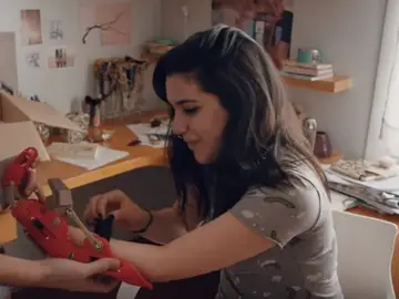 Una joven recibe un brazo mecánico Una joven recibe un brazo mecánico