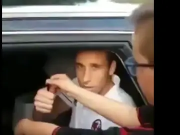 Biglia, firmando autógrafos a aficionados del Milan Biglia, firmando autógrafos a aficionados del Milan