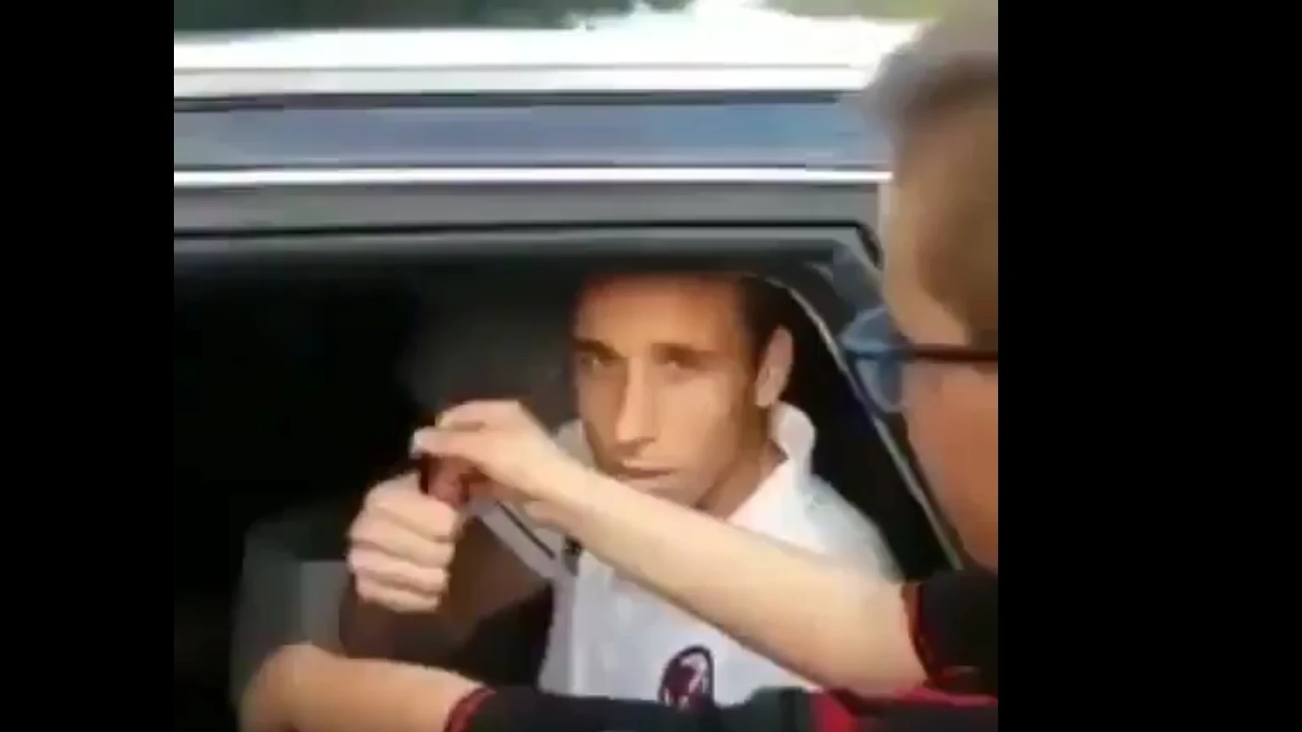 Biglia, firmando autógrafos a aficionados del Milan Biglia, firmando autógrafos a aficionados del Milan