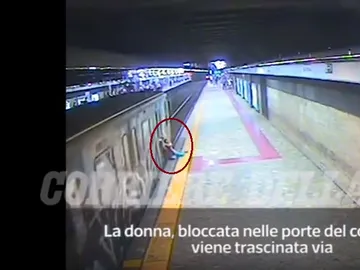 La mujer queda atrapada con la puerta del Metro La mujer queda atrapada con la puerta del Metro