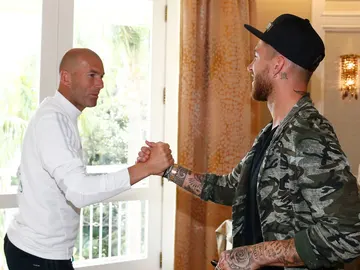 Sergio Ramos saluda a Zidane a su llegada a UCLA Sergio Ramos saluda a Zidane a su llegada a UCLA