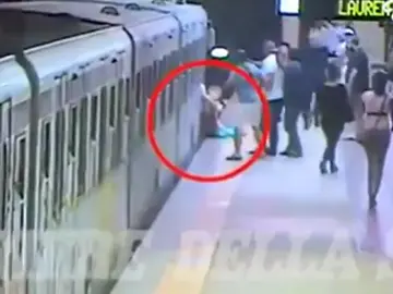 Una mujer, gravemente herida tras quedar atrapada con la puerta de un vagón del Metro de Roma y ser arrastrada varios metros Una mujer, gravemente herida tras quedar atrapada con la puerta de un vagón del Metro de Roma y ser arrastrada varios metros
