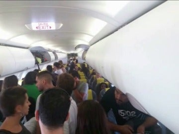 Los pasajeros expulsados del avión en Barcelona denuncian las condiciones en las que viajaba el inmigrante