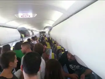 Los pasajeros expulsados del avión en Barcelona denuncian las condiciones en las que viajaba el inmigrante Los pasajeros expulsados del avión en Barcelona denuncian las condiciones en las que viajaba el inmigrante