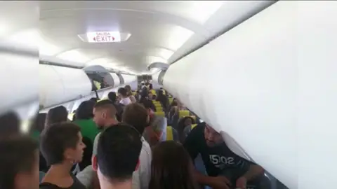 Los pasajeros expulsados del avión en Barcelona denuncian las condiciones en las que viajaba el inmigrante Los pasajeros expulsados del avión en Barcelona denuncian las condiciones en las que viajaba el inmigrante