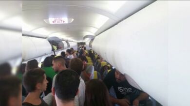 Los pasajeros expulsados del avión en Barcelona denuncian las condiciones en las que viajaba el inmigrante