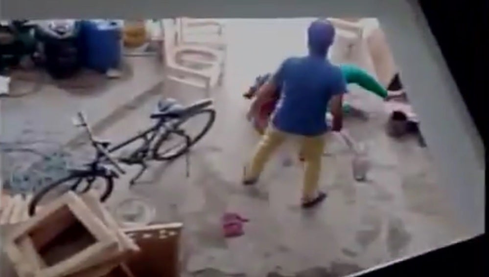 Mujer siendo agredida en la India