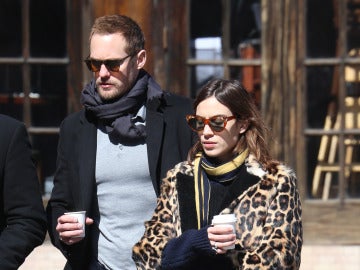 Alexa Chung y Alexander Skarsgärd paseando por las calles de Nueva York Alexa Chung y Alexander Skarsgärd paseando por las calles de Nueva York