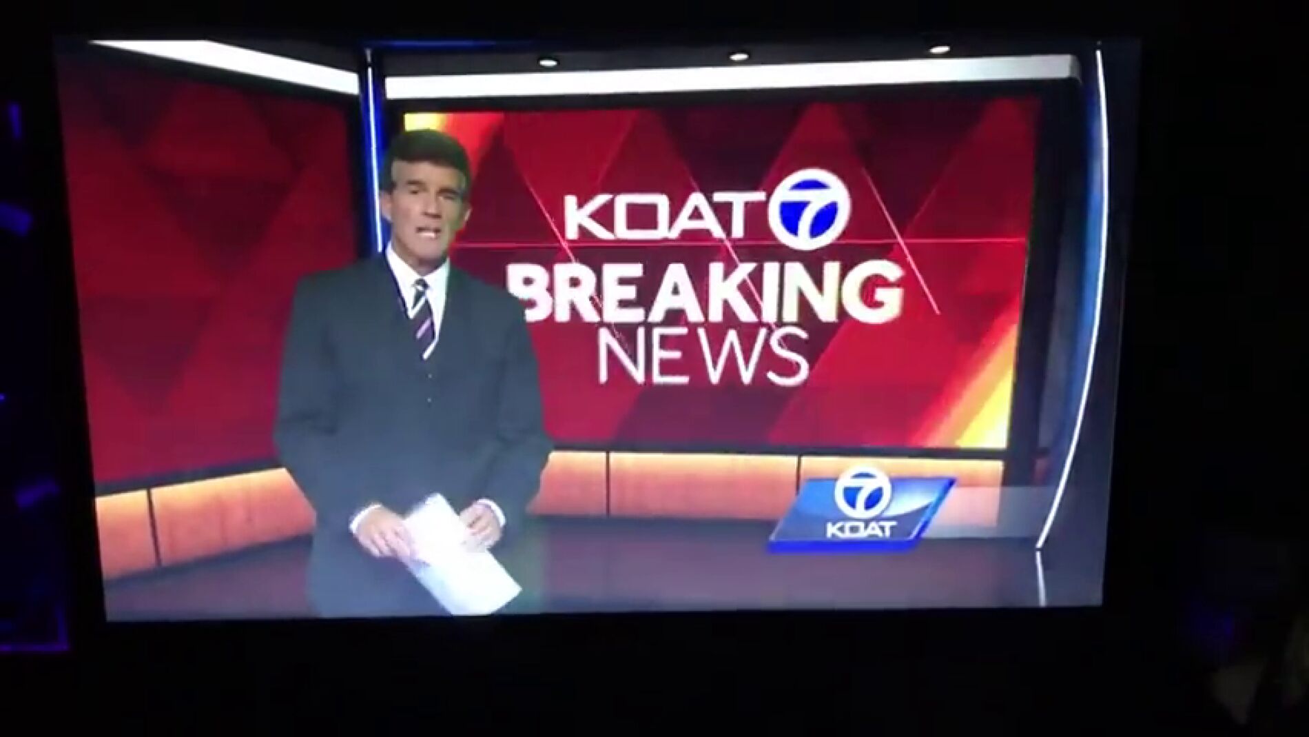 Un presentador de informativos pierde los papeles en directo