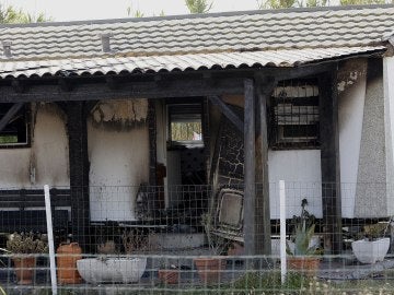 Restos de la casa del incendio en El Palmar (Cádiz)