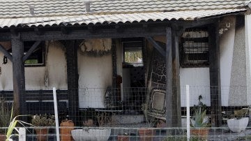 Restos de la casa del incendio en El Palmar (Cádiz)