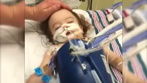 Salvan a una niña en estado vegetativo tras caerse a la piscina Salvan a una niña en estado vegetativo tras caerse a la piscina