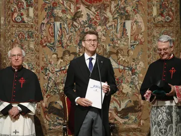 El presidente de la Xunta, Alberto Núñez Feijóo, como delegado regio, al comienzo de invocación en la Ofrenda Nacional en la catedral de Santiago de Compostela El presidente de la Xunta, Alberto Núñez Feijóo, como delegado regio, al comienzo de invocación en la Ofrenda Nacional en la catedral de Santiago de Compostela