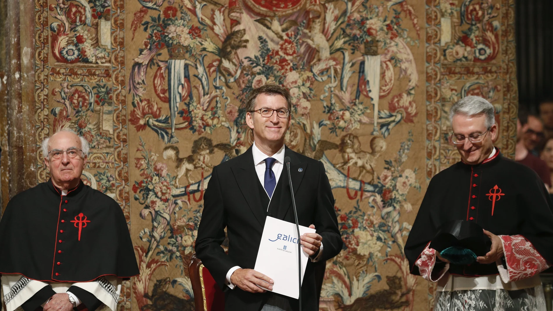El presidente de la Xunta, Alberto Núñez Feijóo, como delegado regio, al comienzo de invocación en la Ofrenda Nacional en la catedral de Santiago de Compostela El presidente de la Xunta, Alberto Núñez Feijóo, como delegado regio, al comienzo de invocación en la Ofrenda Nacional en la catedral de Santiago de Compostela