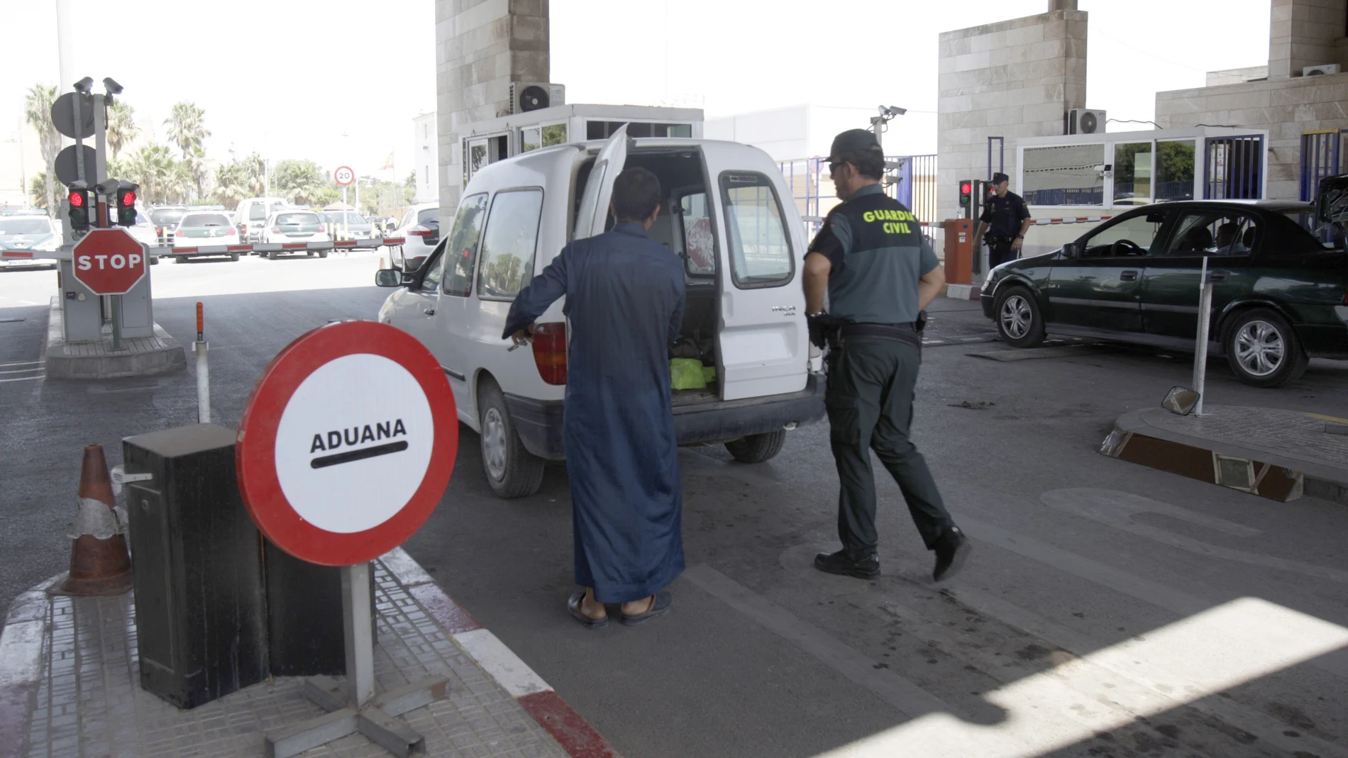 Uno de los controles de la frontera entre España y Marruecos en Melilla Uno de los controles de la frontera entre España y Marruecos en Melilla