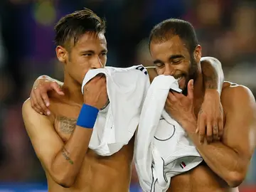 Neymar y Lucas Moura dialogan tras un Barcelona - PSG Neymar y Lucas Moura dialogan tras un Barcelona - PSG