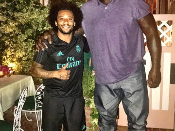 Marcelo posa junto a un histórico de la NBA de más de dos metros