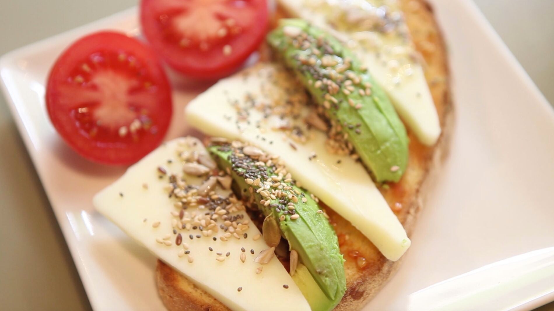 Tostada aguacate, semillas y queso