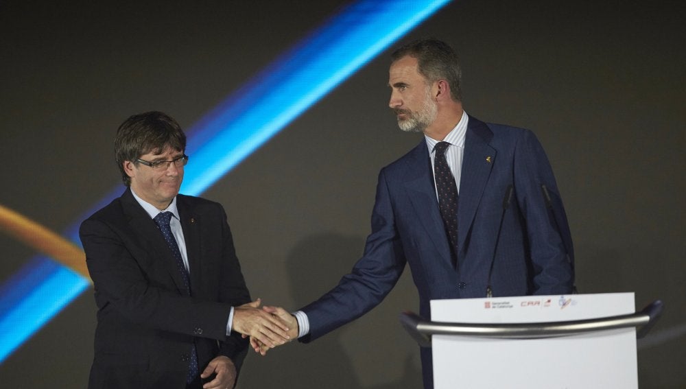 Carles Puigdemont y el rey de España comparten acto