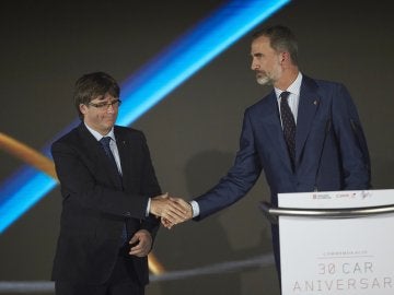 Carles Puigdemont y el rey de España comparten acto