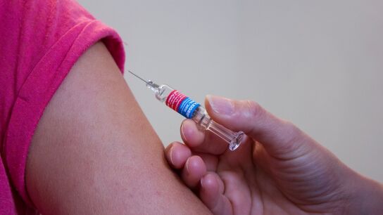 a vacunaci&oacute;n contra la COVID-19 se relaciona con una reducci&oacute;n de las infecciones en ni&ntilde;os con dermatitis at&oacute;pica