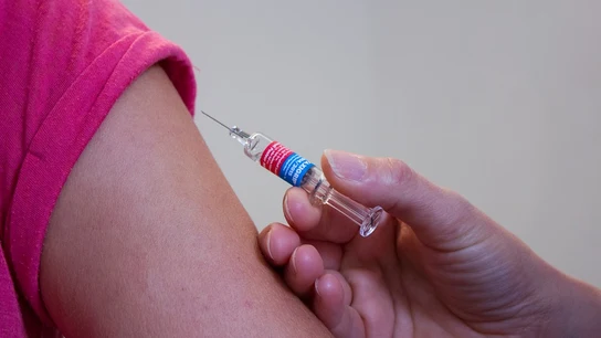 a vacunación contra la COVID-19 se relaciona con una reducción de las infecciones en niños con dermatitis atópica a vacunación contra la COVID-19 se relaciona con una reducción de las infecciones en niños con dermatitis atópica