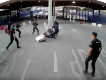 Momento de la detención del atacante en el puesto fronterizo de Melilla Momento de la detención del atacante en el puesto fronterizo de Melilla