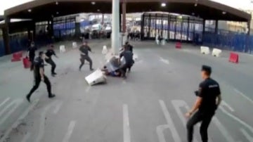 Momento de la detención del atacante en el puesto fronterizo de Melilla