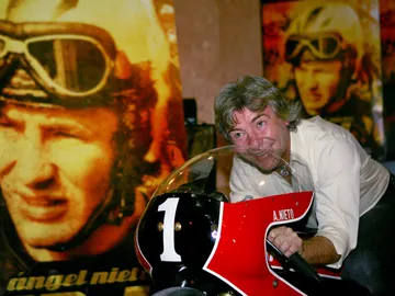 Ángel Nieto, subido en su moto con el número '1' Ángel Nieto, subido en su moto con el número '1'