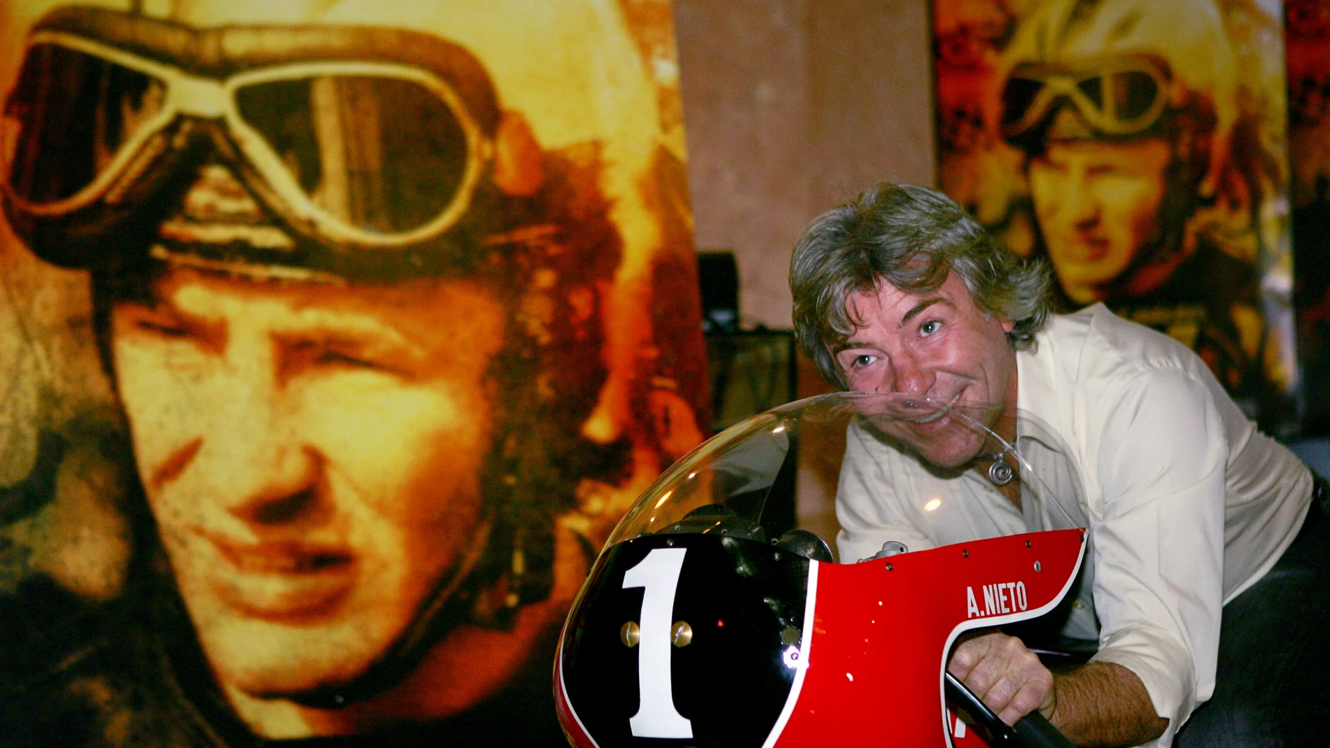 Ángel Nieto, subido en su moto con el número '1' Ángel Nieto, subido en su moto con el número '1'