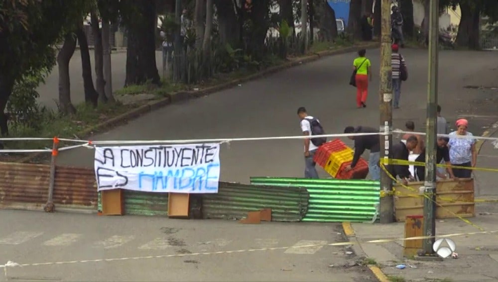 Barricadas y calles cortadas en la primera jornada de huelga en Caracas