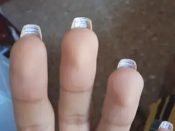 Una chica se pone chuletas bajo las uñas con fórmulas de su examen de ciencias Una chica se pone chuletas bajo las uñas con fórmulas de su examen de ciencias