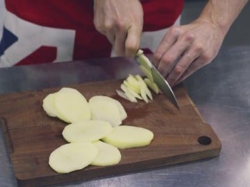 La mejor tortilla de patatas de España (inspirada en la receta del restaurante A Pulpeira de Melide) La mejor tortilla de patatas de España (inspirada en la receta del restaurante A Pulpeira de Melide)