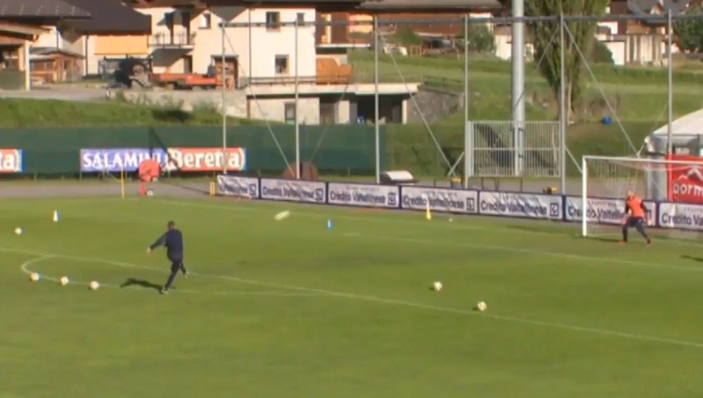 Mihajlovic, tirando faltas en un entrenamiento
