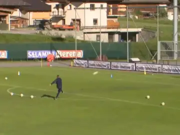 Mihajlovic, tirando faltas en un entrenamiento Mihajlovic, tirando faltas en un entrenamiento