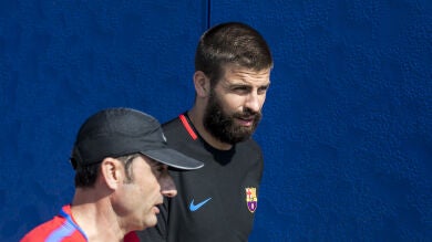 Piqué, irónico, critica la actuación policial: 