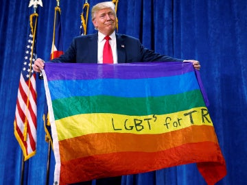 Donald Trump con la bandera LGTB | Archivo