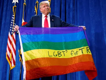 Donald Trump con la bandera LGTB | Archivo Donald Trump con la bandera LGTB | Archivo