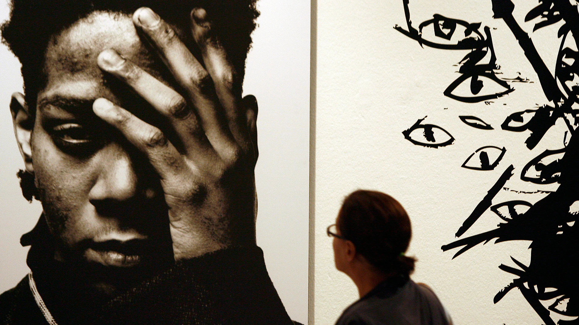 Jean-Michel Basquiat en una exhibición en Milán Jean-Michel Basquiat en una exhibición en Milán
