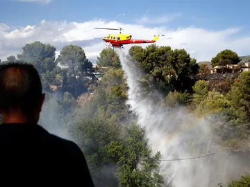 Un avión de extinción apagando un incendio Un avión de extinción apagando un incendio