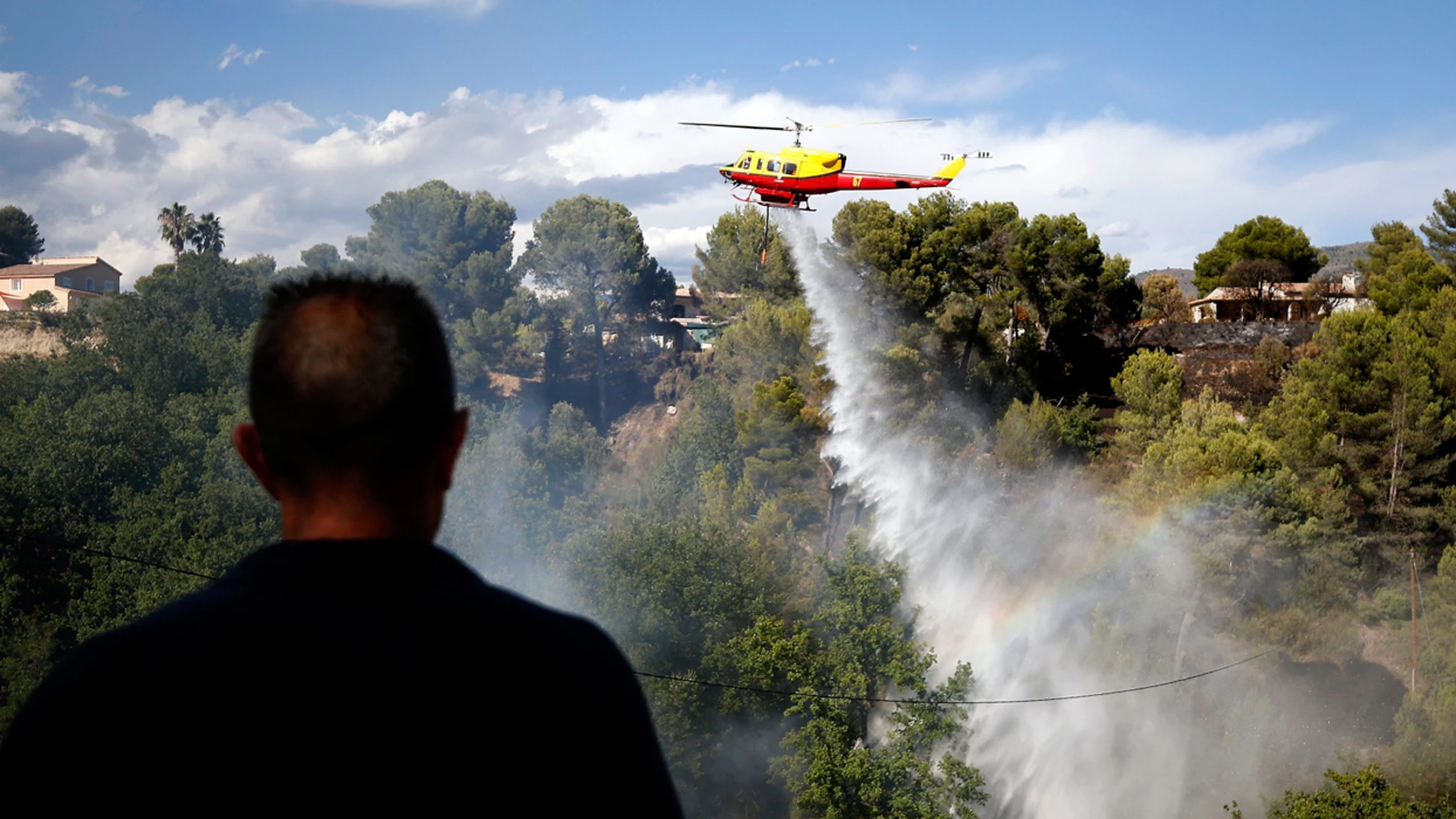Un avión de extinción apagando un incendio Un avión de extinción apagando un incendio