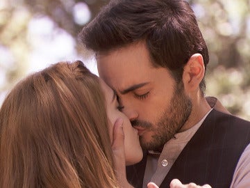 El apasionado beso entre Saúl y Julieta