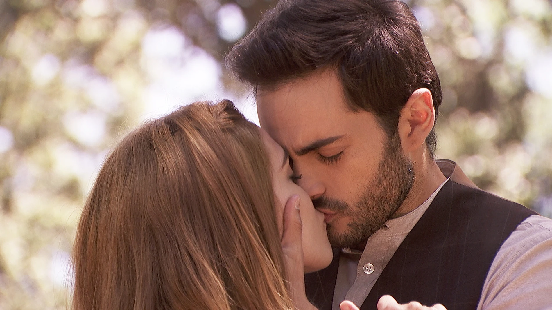 El apasionado beso entre Saúl y Julieta