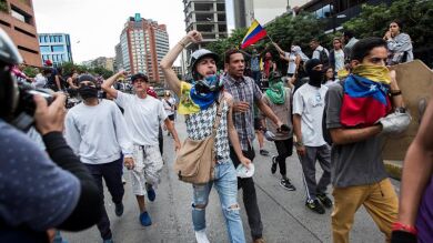 Los venezolanos se abastecen de comida y carburantes ante la huelga de 48 horas que aspira a detener el país