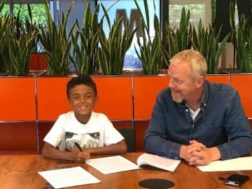 El hijo de Kluivert firma su primer contrato con Nike con sólo nueve años
